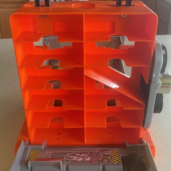 1999 Mattel Hot Wheels V-8 Engine Sto & Go 24 car carrying case with handle - Picture 8 of 10